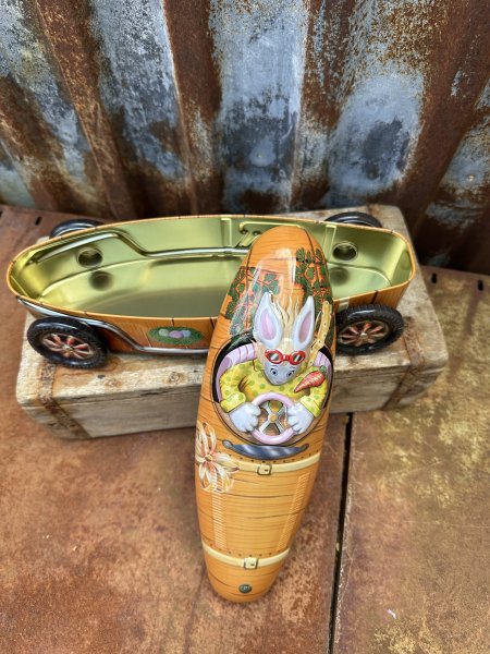 Påskägg i plåt Peter Rabbit / Pelle kanin morotsbil
