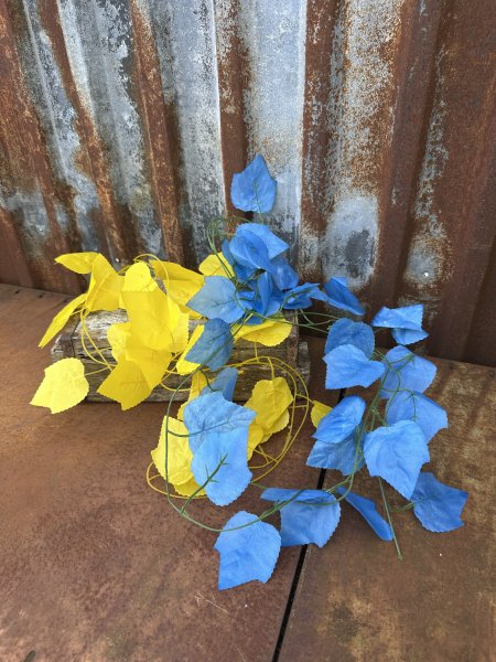 Girlang med löv i blått och gult