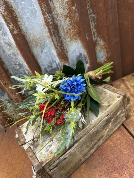 Sommar bukett med vallmo, blåklint och prästkragar