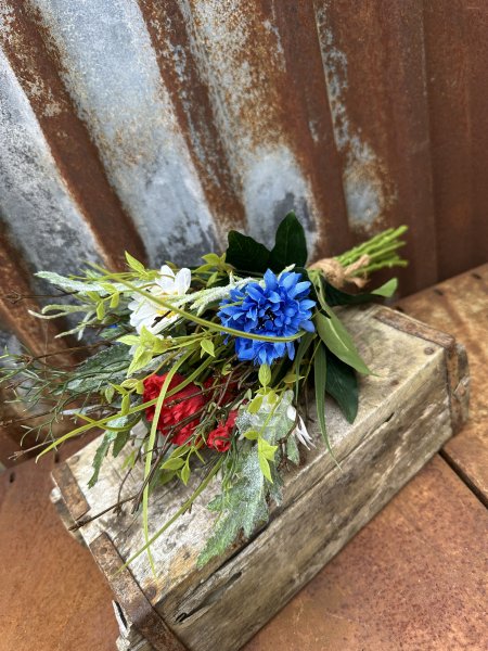 Sommar bukett med vallmo, blåklint och prästkragar