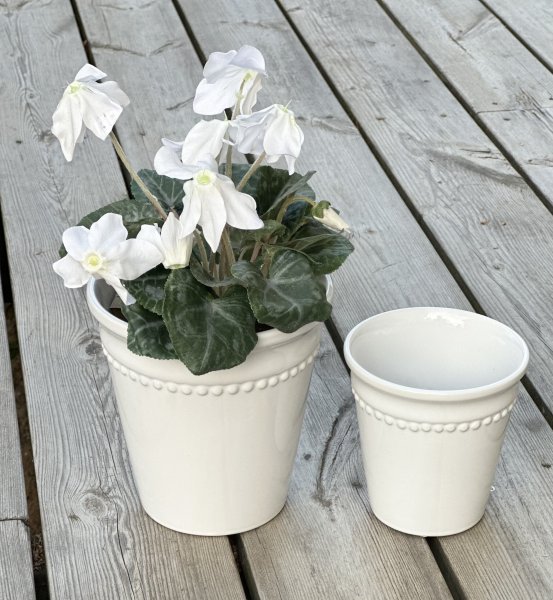 Vit blomkruka i porslin