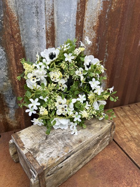 Vacker krans med vita blommor 