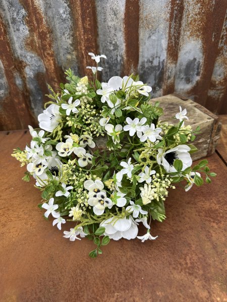 Vacker krans med vita blommor 