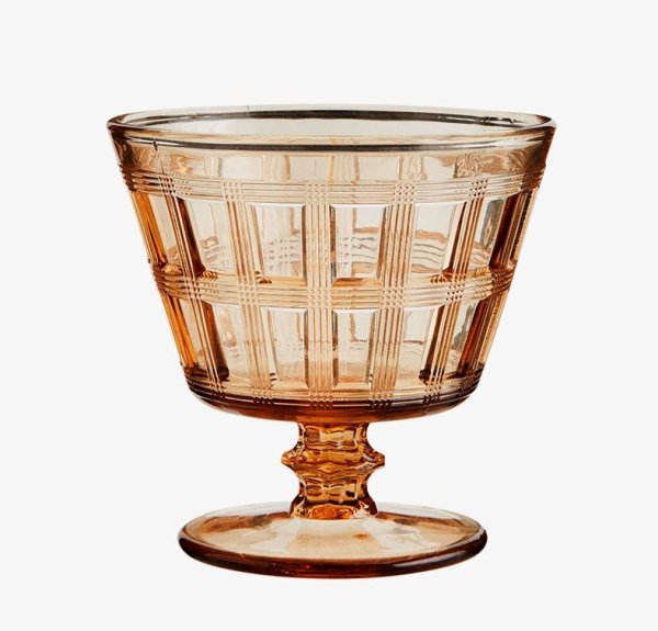 Dessert glas på fot. Går i en brun rökig nyans. Med retro inspirerat mönster runt om. I rymlig snygg modell som passar lika bra