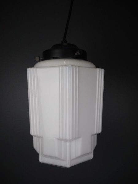 Vacker och elegant taklampa i gammeldags stil. med vit glasskärm i dekorerad modell och svart koppling. I glaskvalité som släppe