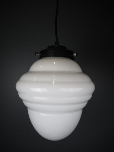 Vacker och elegant taklampa i gammeldags stil. Med vit glasskärm i rundad modell och svart koppling. I glaskvalité som släpper i