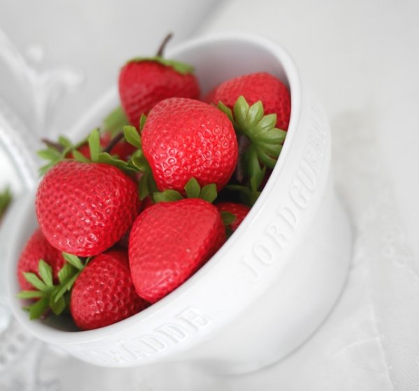 Verklighetstrogna konstgjorda jordgubbar . Klar röda som sig bör med grön skrutt. Säljes i pack om 12 st . Att dekorera pynta oc