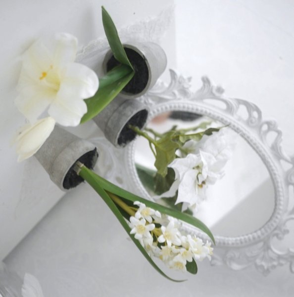 Vit julblomma i kruka mindre modell. Verklighets trogen välarbetad konstblomma. finns i tre olika modeller