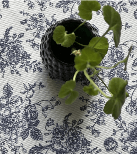 Löpare Juni med blåa rosor