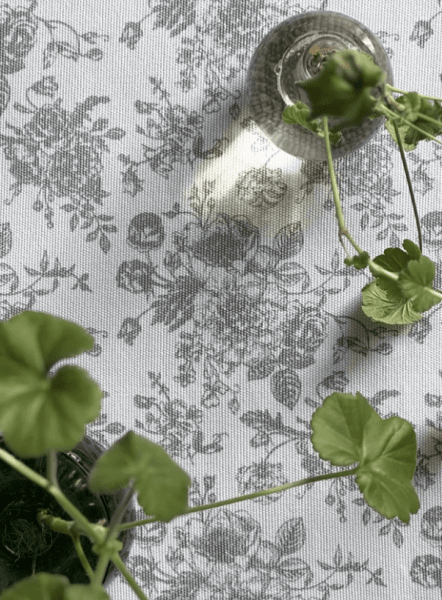 Romantisk löpare Juni med grå rosor