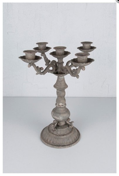 Vacker kandelaber i antik barock stil med snirkliga vackra detaljer och en mjuk brun / beige matt nyans . Lagomt ruff sliten på