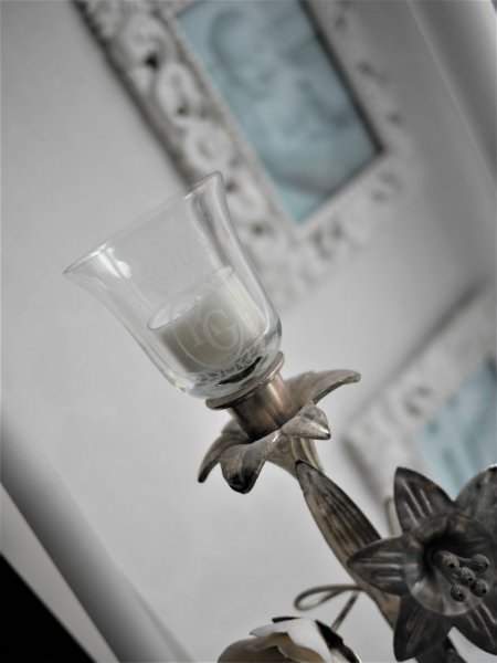 Vacker glasklocka i glas med fin kurvig form. I klart glas med frostad krona och KG som ett gammeldags sigill tryckt på mitten.