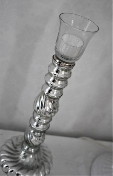 Vacker glasklocka i glas med fin kurvig form. I klart glas med frostad krona och KG som ett gammeldags sigill tryckt på mitten.