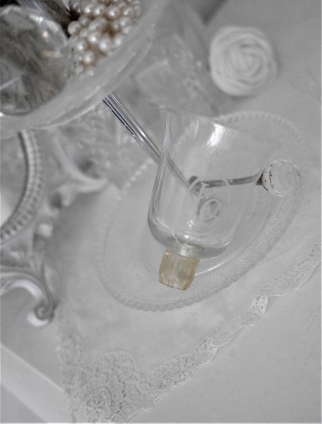 Vacker glasklocka i glas med fin kurvig form. I klart glas med frostad krona och KG som ett gammeldags sigill tryckt på mitten.