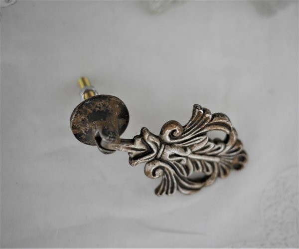 Handtag / knopp låd kläpp/hänge i antik silver
