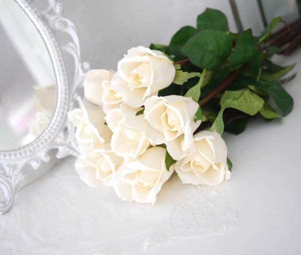 Vacker vit verklighetstrogen konstblomma ros i outslagen knoppig modell med skaft och blad.  Att dekorera med ensam eller tillsa