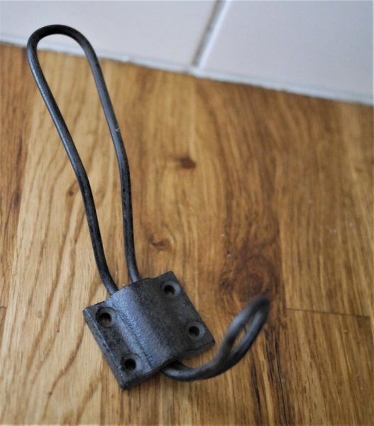 Hängare krok i antik gammeldags stil. Designad i en ruffig sliten stil för den rätta känslan. Vägg modell med två dubbel häng yt
