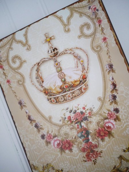 Vacker plåtskylt med krona och blommor