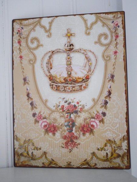 Vacker plåtskylt med krona och blommor