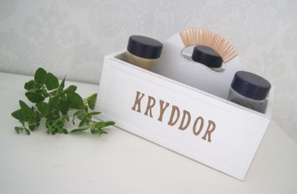 Vit trälåda KRYDDOR med handtag