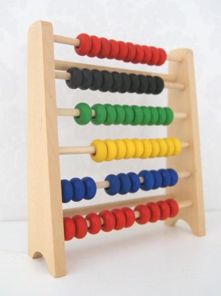 Gammeldags Kulram i trä. I mindre modell passande till såväl små som stora barn . I lekfull design och i tilltalande färger. Hö