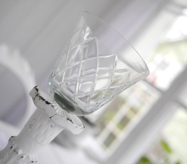 Glasklocka med gammeldags ristat rutigt mönster runt om att ha som komplement till ljusstaken / ljuskronan . Sätt klockan där d