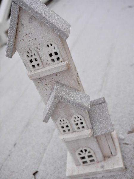 Vacker vit jul kyrka/hus med belysning. Tillverkad i trä med fina detaljer runt om och dekorerad med puder snö. Med en batteri