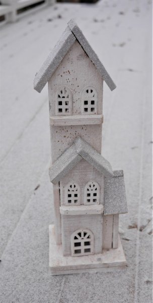 Vacker vit jul kyrka/hus med belysning. Tillverkad i trä med fina detaljer runt om och dekorerad med puder snö. Med en batteri