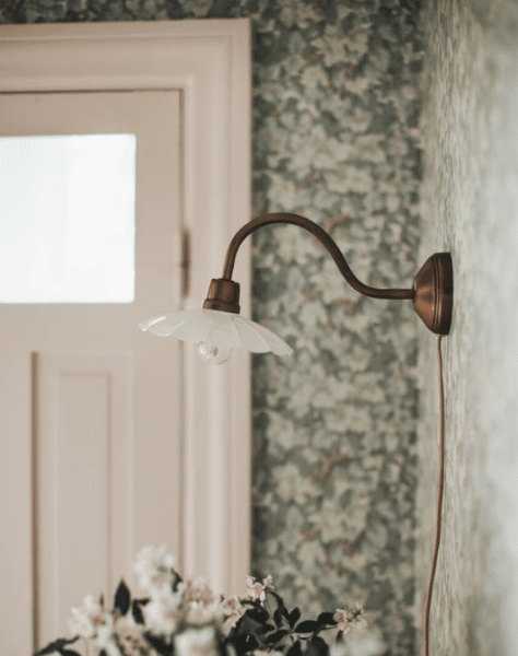 Vägglampa antik guld med vit skärm