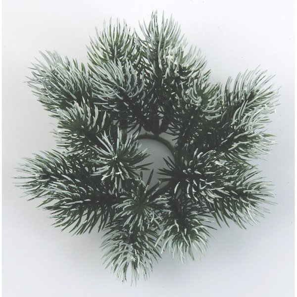 Vacker ljusmanschett med gröna grankvistar dekorerad med pudersnö. Välarbetad och verklighetstrogen konstgjord modell. Lika fin