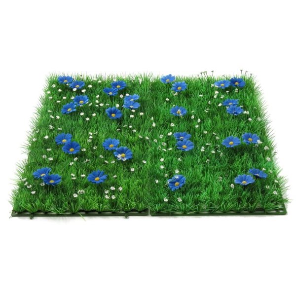 Gräsmatta med gröna grässtrån och blommor . Konstgjord i stor fyrkantsbit att dekorera pynta och pyssla med. Finns i två modelle