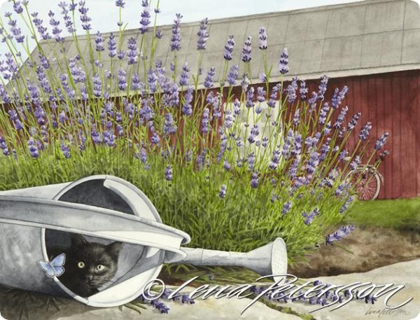 Bordstablett med vackert och natur troget motiv av en katt som spejar ut över gårdsplanen omgiven av blommor. Bordstabletten är