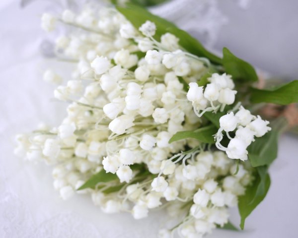 Vacker vit vår bukett med Liljekonvaljer i större modell med lång stjälk. Verklighetstrogna konstblomma välarbetad design . Pass