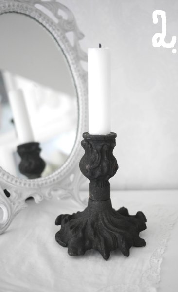 Gammeldags ljustakar i gjutjärn. Tuffa och vackra med grova kontraster fina detaljer och väldekorerade fötter i fransk industris