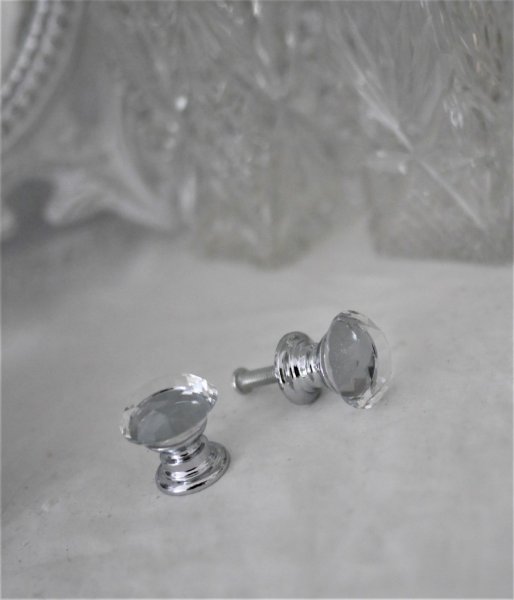 Liten klar diamant knopp med silver stomme