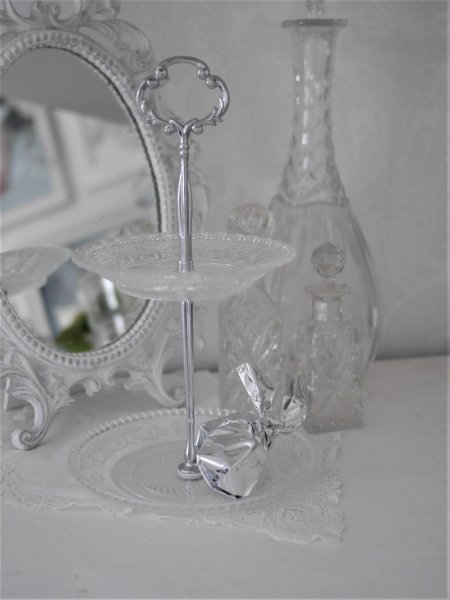 Vackert våningsfat om två våningar i glas med silver färgad stomme. Med runda glas fat stilfullt mönster dekorerade. För dekorat