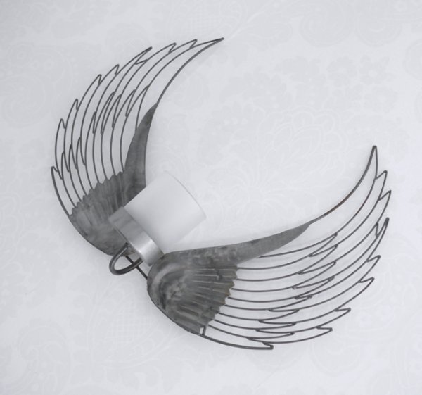 Vägg ljusstake i smide modell vingar. Med vingar på sidorna och frostat vitt ljusglas i mitten för tex värmeljus. Detalj full oc
