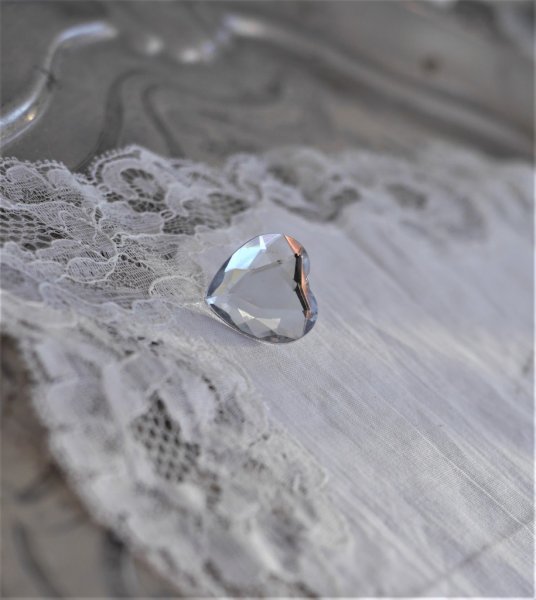 Vackert ljussmycke /ljusnål  klar hjärtformad diamant, med nål på baksidan.  Mäter ca  cm  Säljes var för sig en och en