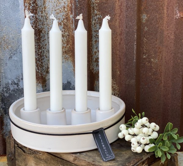 Ljusstake adventsljusstake i keramik. Lantlig modell i mjuk vit nyans. Ljusstaken har hållare för fyra ljus för vanliga ljus så
