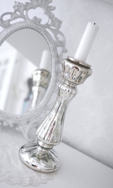 Högre ljusstake i fattigmanssilver. Blank dekorerad modell med randigt mönster och bred rund fot. I tun glas kvalité med förstär