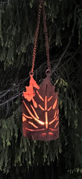 Hängande ljuslykta lönnlöv i rost