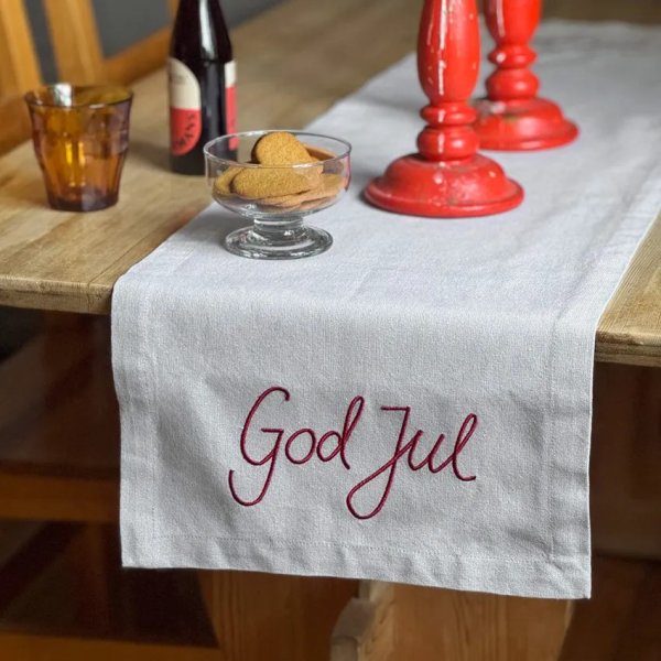 Löpare God Jul i linne med broderad röd text