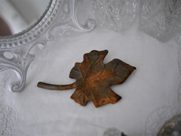 Vackert handgjort rostigt järn blad i form av ett Murgröna blad . Detaljrikt och välarbetat hantverk svensktillverkat. Att dekor