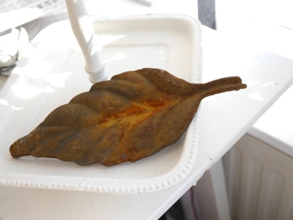 Vackert handgjort järn löv i större oval modell. Med lätt skålform kupning i bladets mitt. Detaljrikt och välarbetat hantverk s