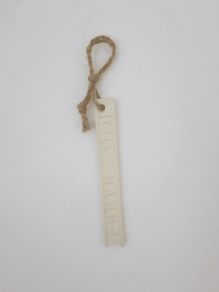 Cream vit porslins tag/skylt med text och snöre. Finns i två text modeller. -Till Mamma -Till Pappa Att sätta på paket i en buke