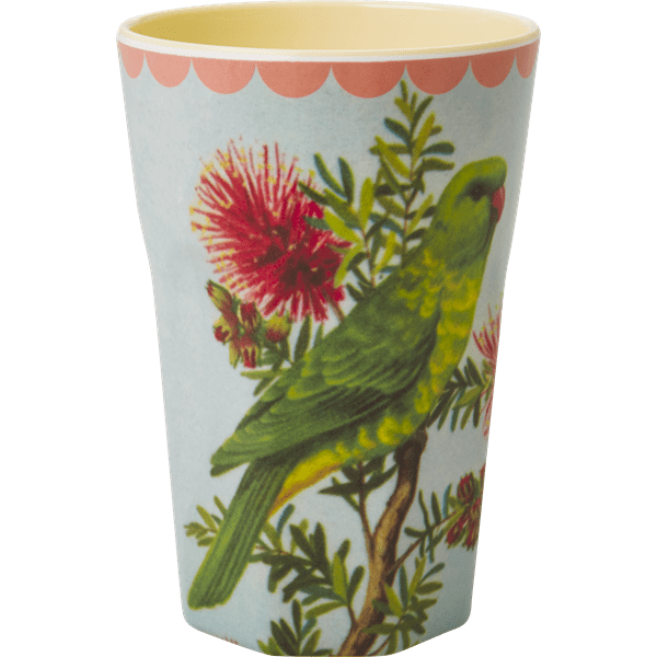 Färgglada och underbara höga muggar i melamin. Dekorerade med motiv av bla papegojor. Finns i tre olika utföranden