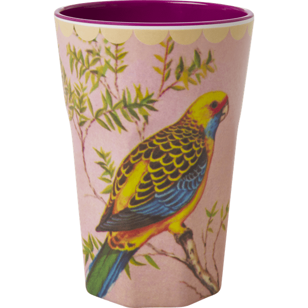 Färgglada och underbara höga muggar i melamin. Dekorerade med motiv av bla papegojor. Finns i tre olika utföranden