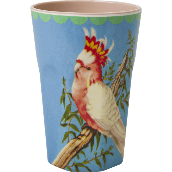 Färgglada och underbara höga muggar i melamin. Dekorerade med motiv av bla papegojor. Finns i tre olika utföranden