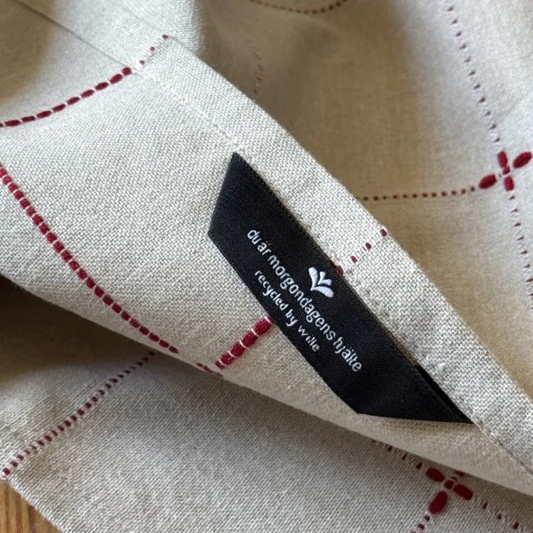 Kökshandduk Mia i linne chambray och röda inslag 