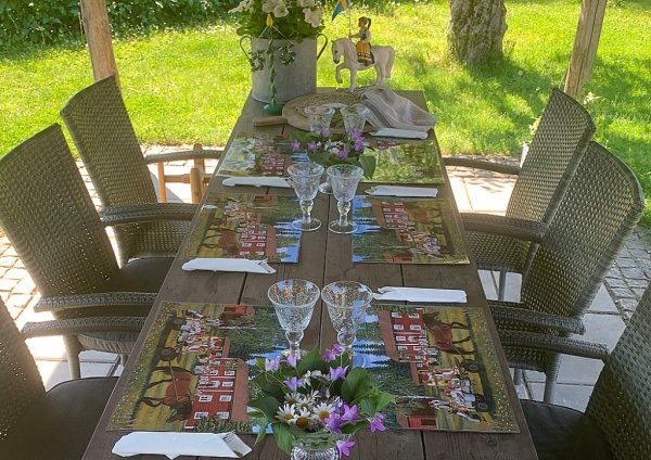 Bordstablett med vackert sommar motiv Midsommar . Bordstabletten är plastad och lite styvare i modellen lätt att torka av , prak